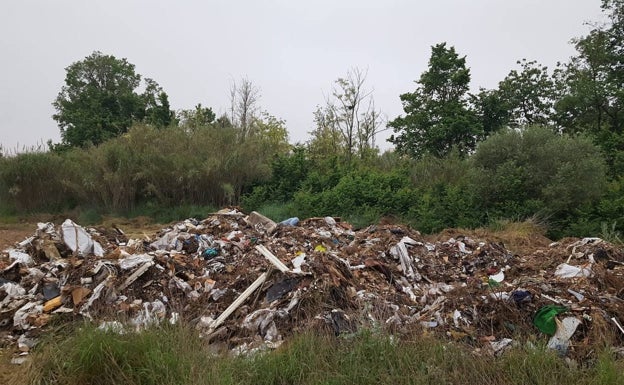 Los trabajos de limpieza en el río Turia a su paso por Manises retiran 115 toneladas de escombros y basura