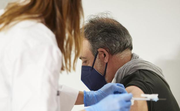 La Agencia Española del Medicamento confirma nuevos efectos secundarios de las vacunas contra el coronavirus e investiga dos síndromes «raros»