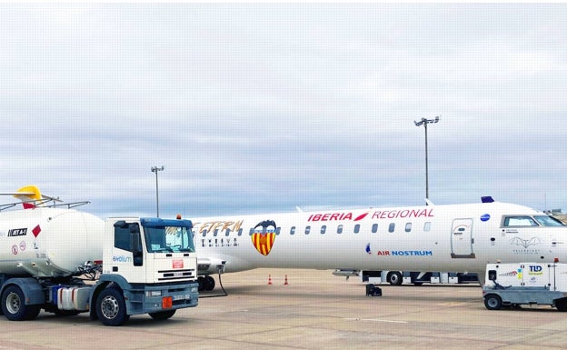 El Valencia CF protagoniza el primer vuelo de Air Nostrum con biocombustible