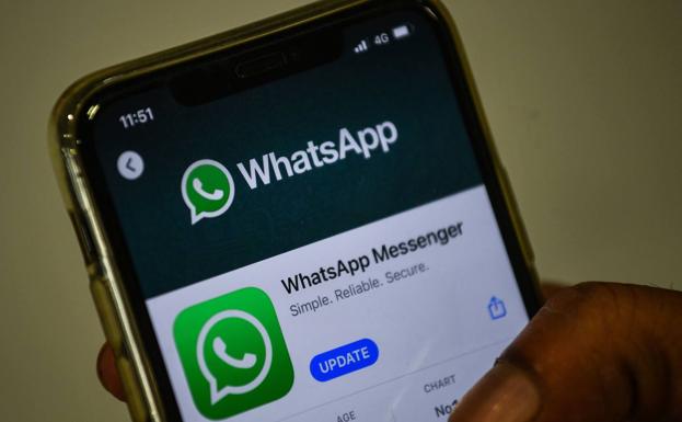 La Policía alerta sobre el peligroso Whatsapp rosa, que es «muy cuqui» pero que puede controlar tu teléfono