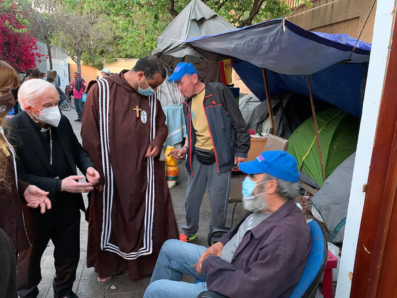 Cañizares visita a los indigentes antes de su desalojo por las obras del Ayuntamiento