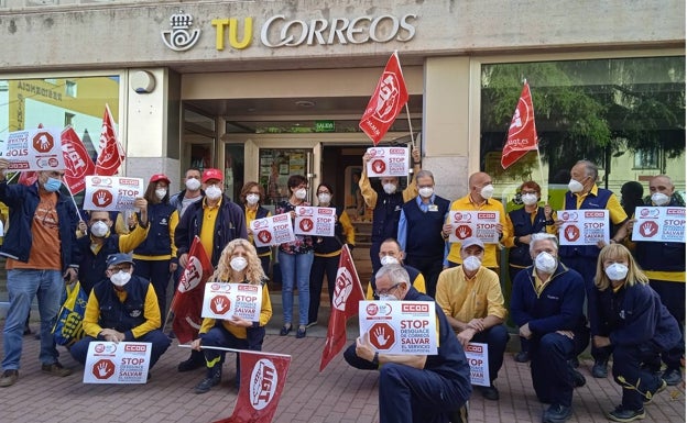 Trabajadores de Correos de Alcoy denuncian el «desguace» de la empresa postal