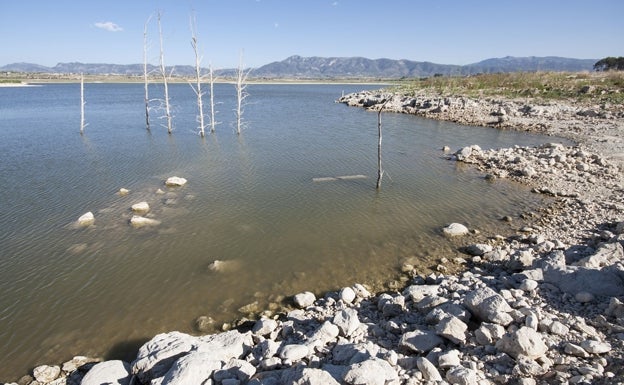 Bellús insta a investigar la procedencia de los vertidos a las aguas del pantano