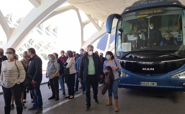 Más de 1.100 persona utilizan el autobús gratuito hasta el vacunódromo de la Ciudad de Las Artes