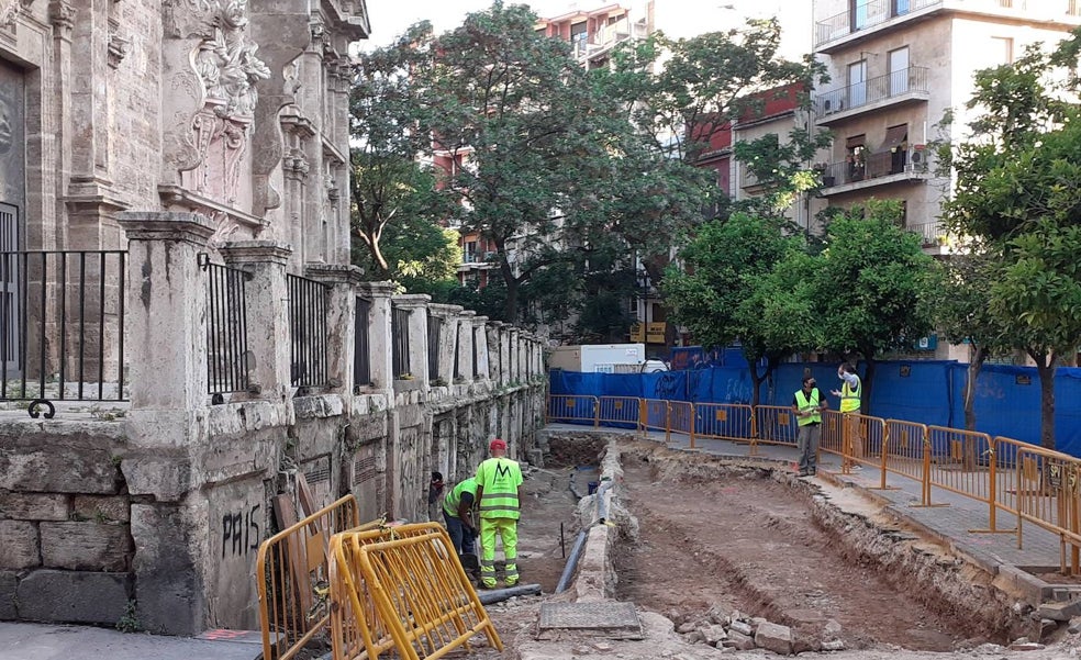 La excavación despeja el entorno de las 'covetes' de los Santos Juanes