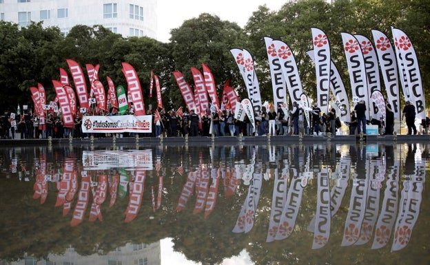 Cientos de trabajadores claman contra el ERE de Caixabank en Valencia