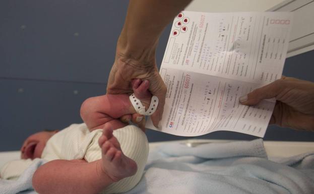 Un juez autoriza a una mujer a sumar los permisos de paternidad y maternidad