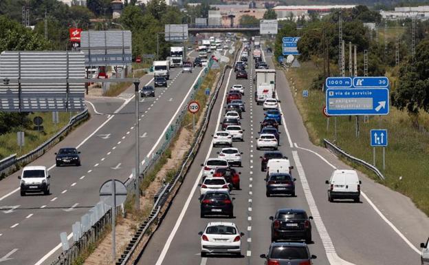 El primer fin de semana sin cierre perimetral provoca una avalancha de viajes y Oltra amenaza con multas