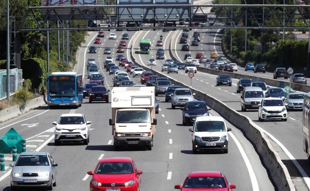 El aumento de desplazamientos ya deja un accidente y colas de 13 kilómetros en la A3