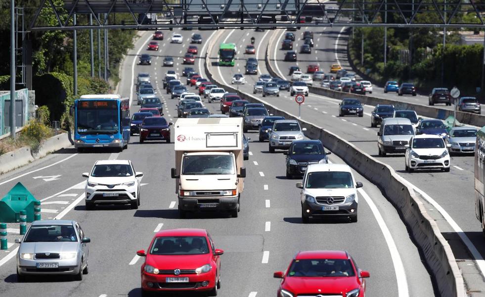 El aumento de desplazamientos ya deja un accidente y colas de 13 kilómetros en la A3