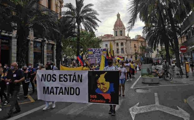 Una marcha en solidaridad con el pueblo colombiano corta calles del centro de Valencia