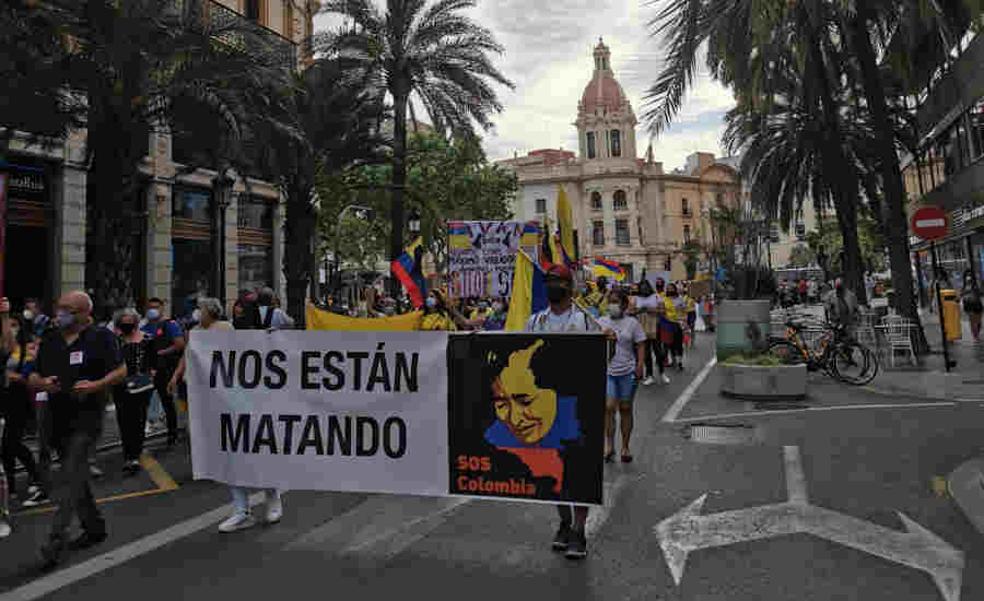 Una marcha en solidaridad con el pueblo colombiano corta calles del centro de Valencia