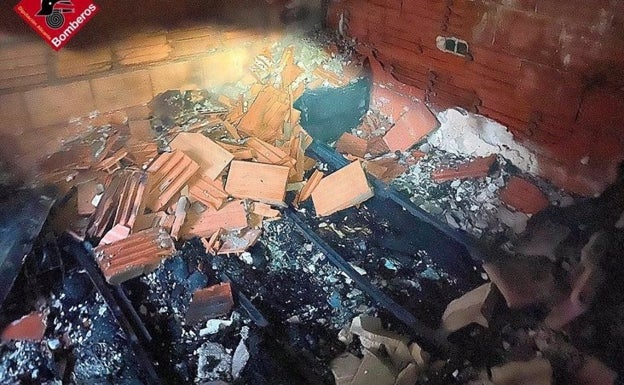 Atendidos por inhalación de humo varios policías en el incendio de una vivienda en Torrevieja