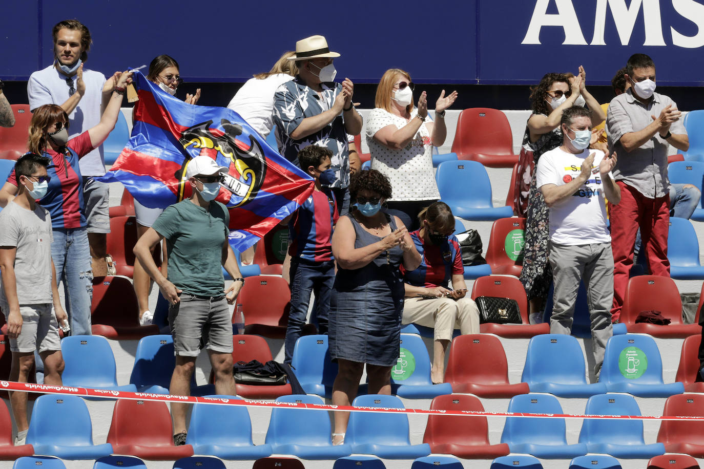 El público regresa al fútbol en el Comunitat Valenciana