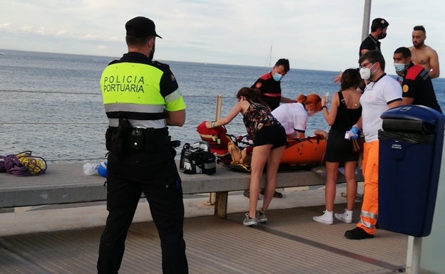 Los bomberos rescatan a un joven en el espigón del Puerto de Valencia