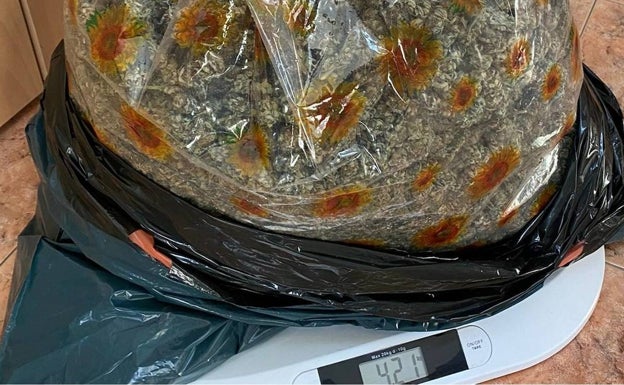 A prisión tras recibir el alto de la Guardia Civil y salir corriendo con cuatro kilos de marihuana