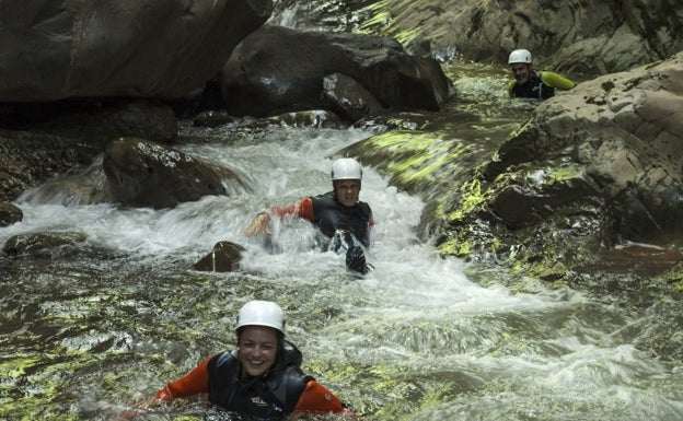 Emergencia Climática quiere prohibir el barranquismo y la escalada en 300 puntos de la Comunitat sin informes técnicos