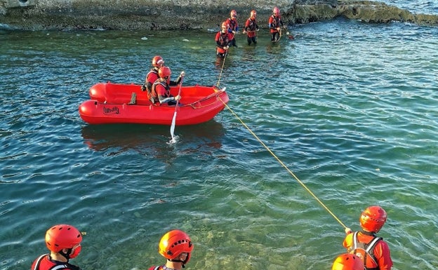 Cruz Roja Xàbia rescata a 8 kayakistas que el viento arrastraba fuera de la bahía