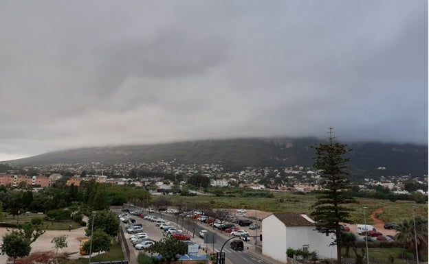 La niebla se traga el Montgó