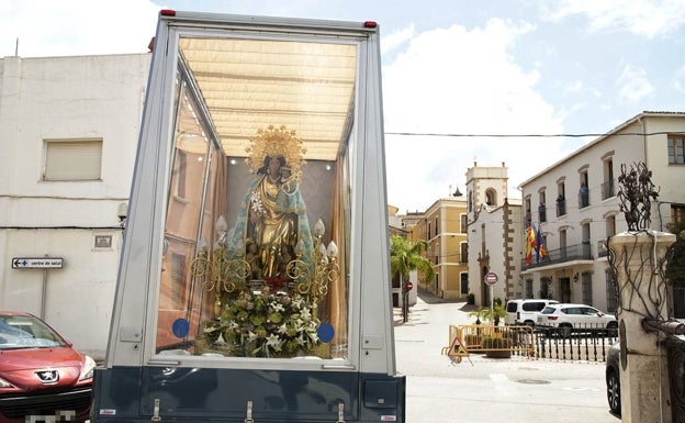 La imagen peregrina de la Virgen de los Desamparados pasea por la Marina en su 'Maremóvil'