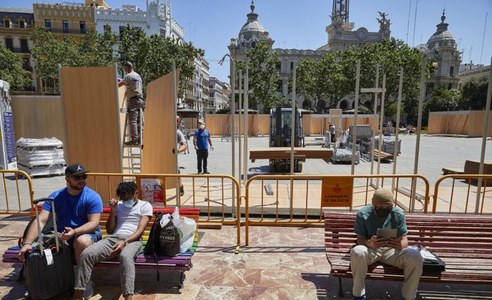 Diseñadores ven improvisación en los usos de la plaza del Ayuntamiento de Valencia