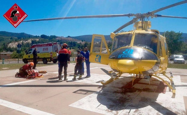 Los bomberos rescatan a un joven tras caer desde 15 metros por un terraplén en Alcoy