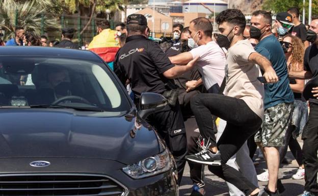 Un grupo de personas recibe a Sánchez con gritos e insultos en Ceuta