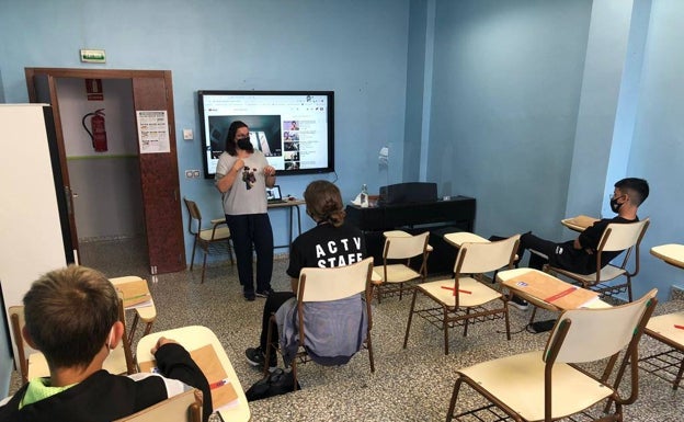 El colectivo Cor de Vila de Alaquàs inicia un programa de apoyo escolar y contra la brecha digital