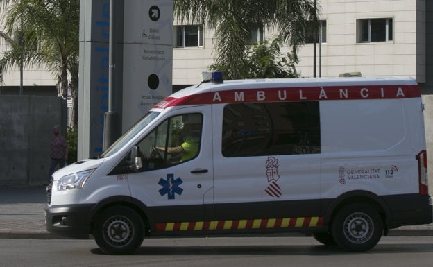 Un hombre asesta una cuchillada a otro en el cuello en un bar de Manises