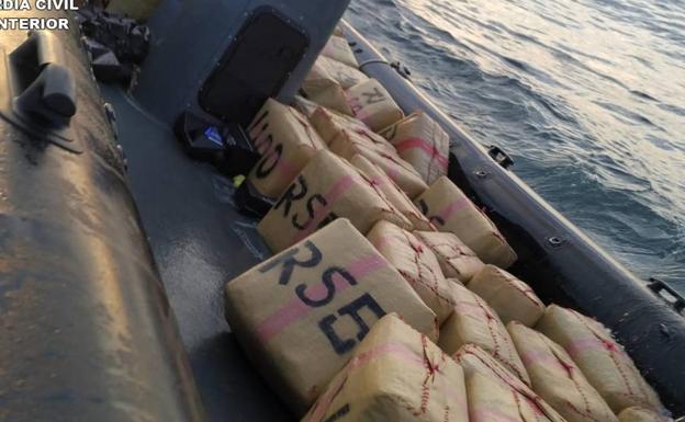 Alicante: La Guardia Civil intercepta una 'narcolancha' con 3.900 kilos de hachís