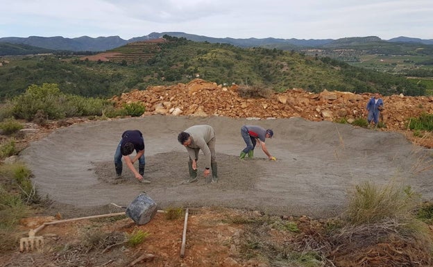 Los cazadores construyen balsas en Algimia para que los animales se hidraten