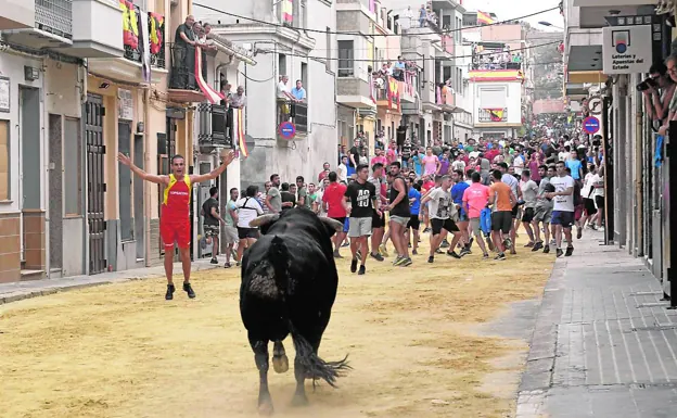 Los bous al carrer despegan con actos en una docena de municipios