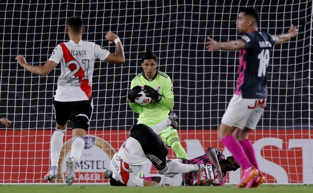 Enzo Pérez guía a la victoria a River Plate desde la portería