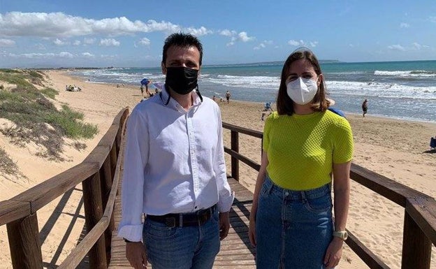 Elche declara todas las playas como zonas de no fumadores