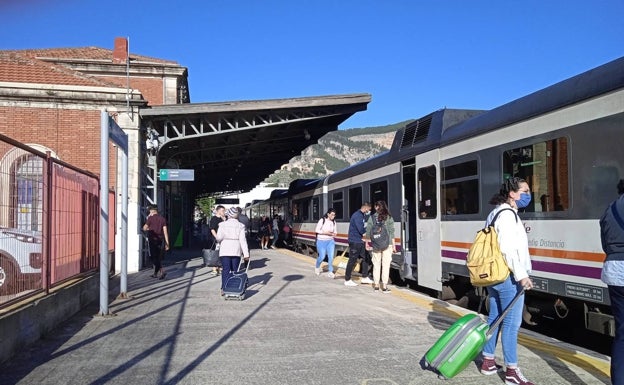 Los usuarios del tren que une Alcoy con Valencia exigen la ampliación de horarios