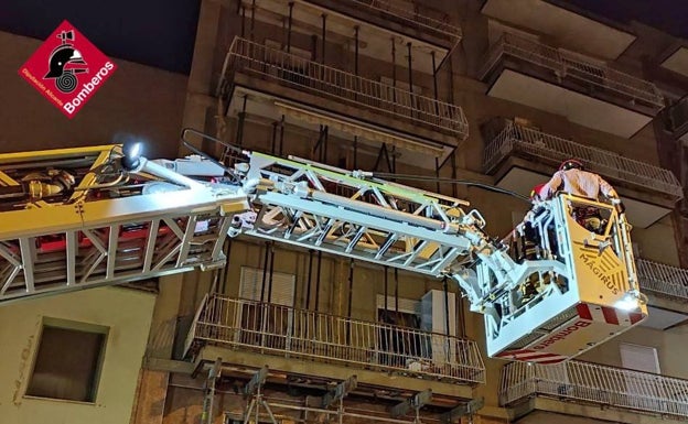 Parte de un edificio abandonado de Elche se derrumba de madrugada