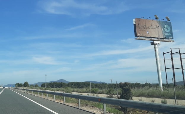 Un cartel de Gandia da la bienvenida a la playa a 4 millones de personas a la semana