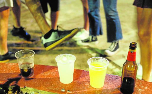 Un TSJ dividido avala seguir con el toque de queda por el riesgo del botellón