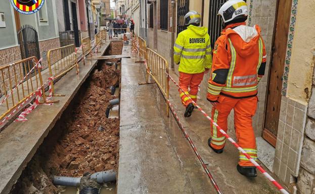 El hundimiento de una zanja en Massanassa obliga a desalojar a los vecinos de una calle