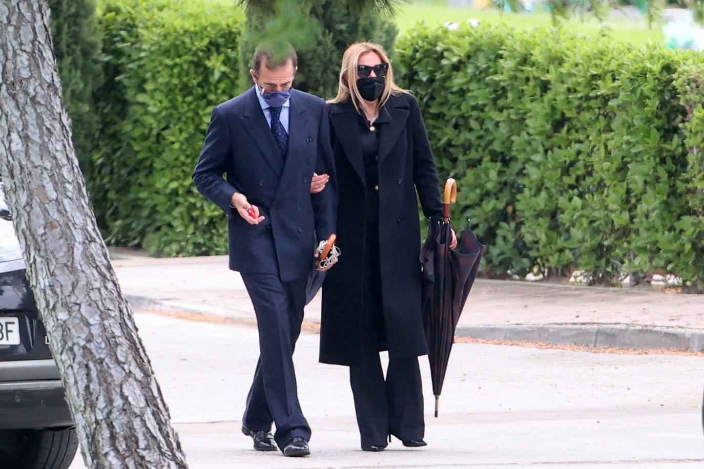 Ana Obregón, arropada por familiares y amigos en el último adiós a su madre