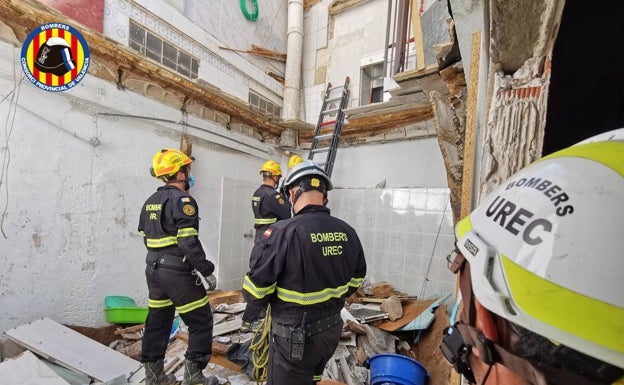 Los bomberos intervienen en el derrumbe de la terraza de una vivienda en Alaquàs