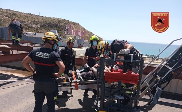 Rescatado un obrero al caer desde dos metros de altura en una azotea de un centro comercial