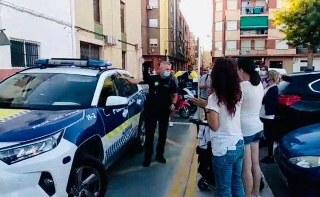 Muestras de apoyo a la Policía Local de Alfafar tras la agresión a un agente