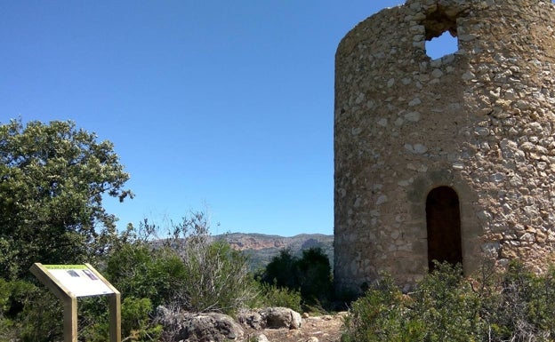 Gata de Gorgos recupera y señaliza la ruta circular dels Molins