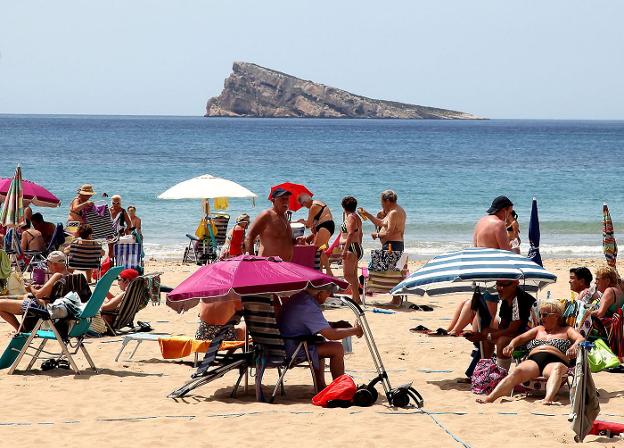 Benidorm se acicala para recibir a los visitantes: los turistas empiezan a desembarcar en la costa valenciana