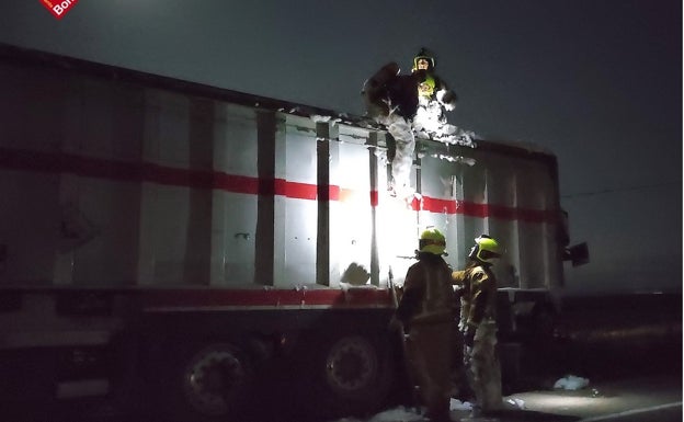 Arde un camión con baterías usadas a granel mientras su conductor descansaba en una gasolinera de Villena