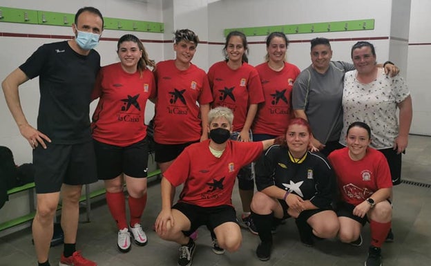 Villalonga hace historia al estrenar equipo de fútbol femenino