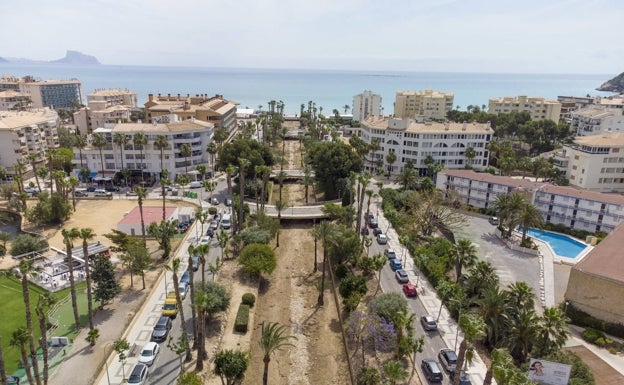 L'Alfàs del Pi retira 250 kilos de residuos plásticos del Bulevar de los Músicos