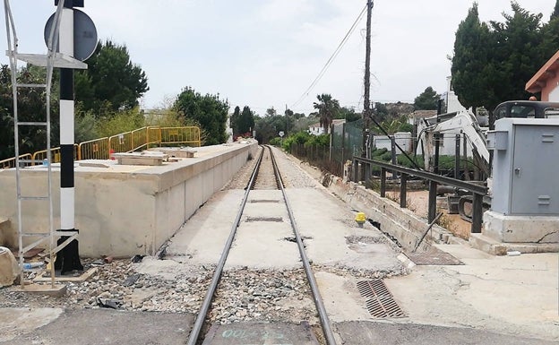 Cierran el apeadero del Cap Negre de Altea por obras de rebaje de andenes del TRAM