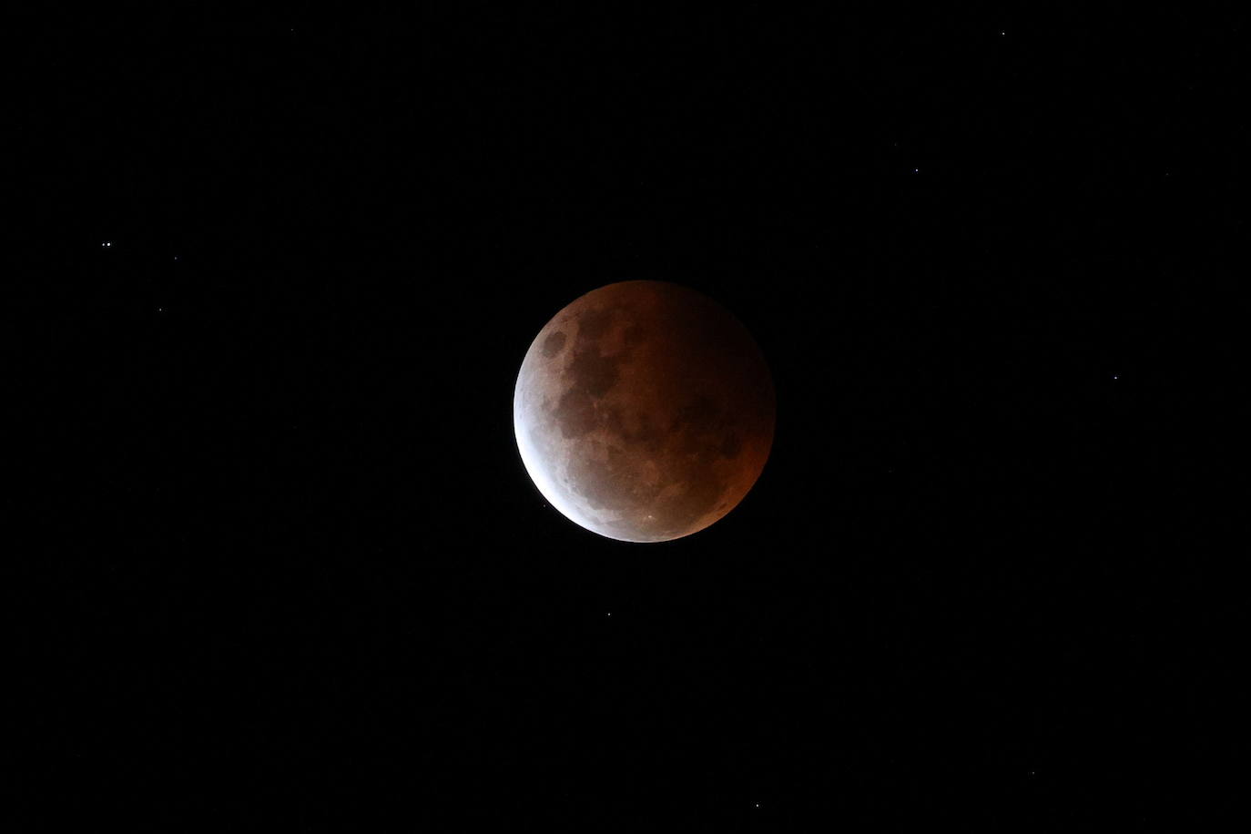 El eclipse total y la Superluna roja, un fenómeno que no se veía desde hace 6 años